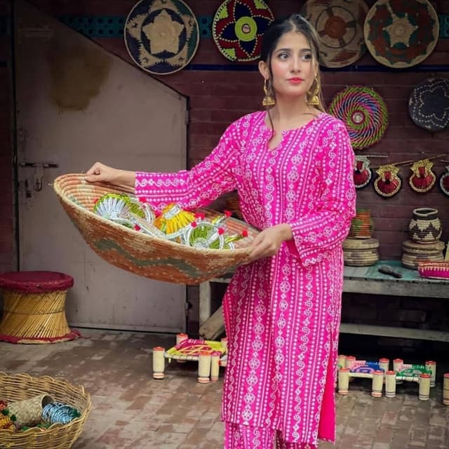 Ladies Chunri Lawn suit -Pink